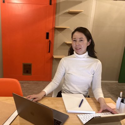 パソコンとノートを前に座るSaori。300日の献立を設計する食卓づくりの発信者のプロフィール写真。